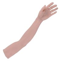 Beiger Silikonarm zum Tätowieren üben, linke Armseite auf weißem Hintergrund