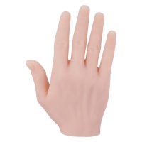 Beige Silikonhand für Tattoo-Übungen auf weißem Hintergrund