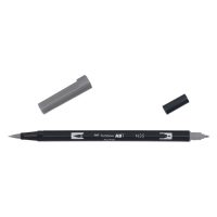 Grauer Tombow Dual Brush Pen mit zwei Kappen auf weißem Hintergrund