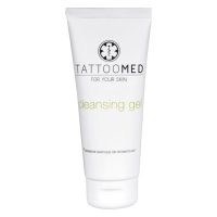Weiße Tube TattooMed® Reinigungsgel 100ml auf neutralem Hintergrund