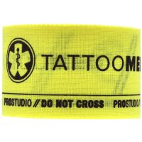 Gelbes Tattoomed Studio Pro Tape auf weißem Hintergrund