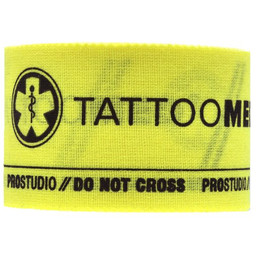 Gelbes Tattoomed Studio Pro Tape auf weißem Hintergrund