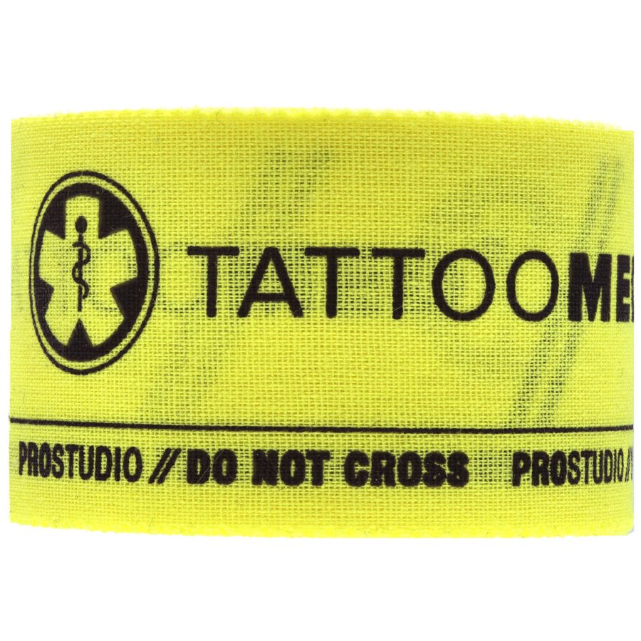 Gelbes Tattoomed Studio Pro Tape auf weißem Hintergrund