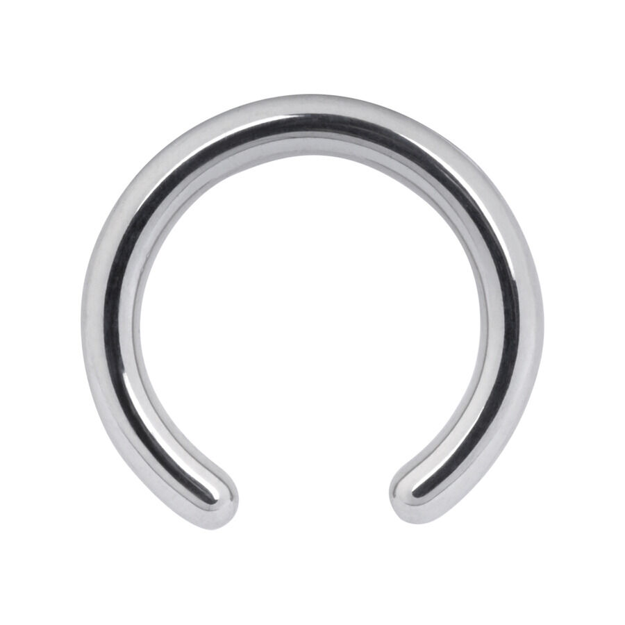 Silberner Clip In Ball Ring aus Titan auf weißem Hintergrund