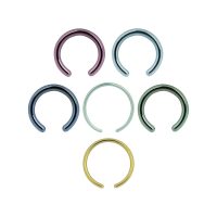 Sechs farbige anodisierte Clip in Ringe ohne Kugel auf weißem Hintergrund