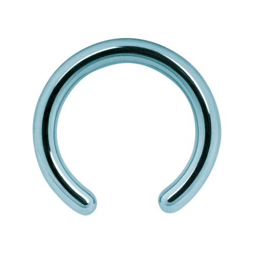 Hellblauer Clip in Ring aus Titan auf weißem Hintergrund
