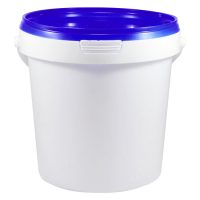 Weiße Plastikdose mit blauem Deckel auf neutralem Hintergrund