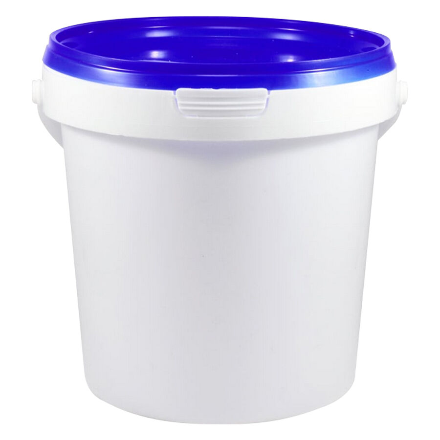Weiße Plastikdose mit blauem Deckel auf neutralem Hintergrund