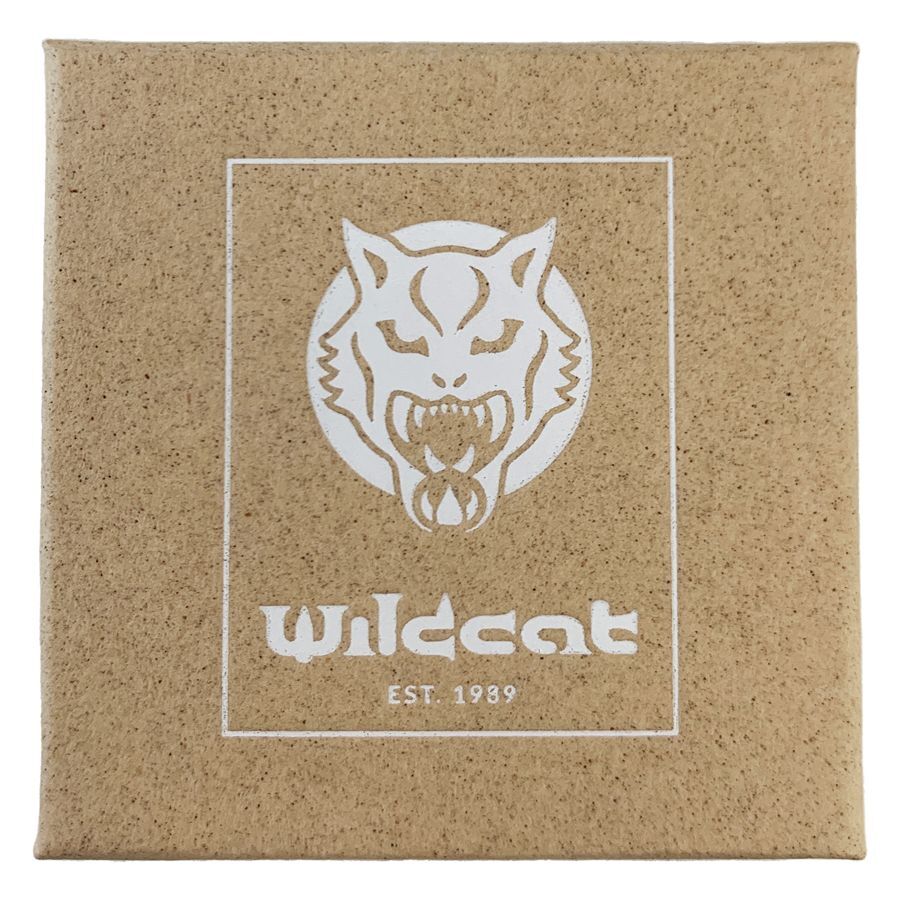 Braune Wildcat Schmuckbox mit weißem Logo auf neutralem Hintergrund