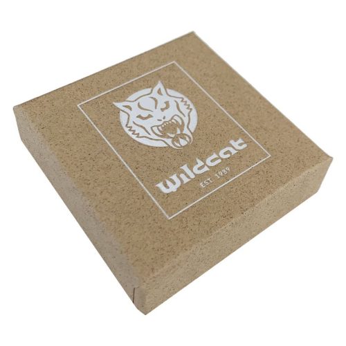 Braune Schmuckbox aus Karton mit Wildcat Logo auf weißem Hintergrund