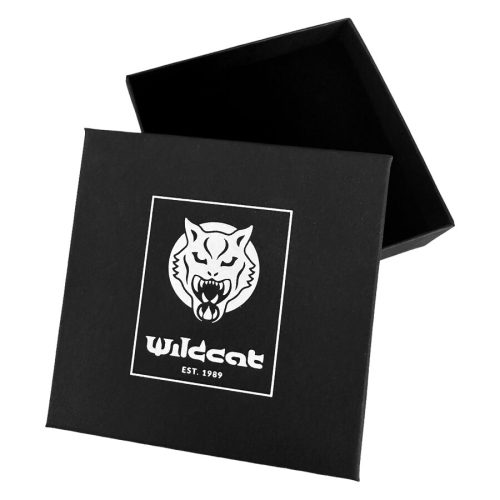 Schwarze quadratische Box mit Wildcat Logo, offene Position