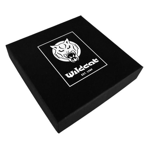 Schwarze Box mit Wildcat Logo auf weißem Hintergrund