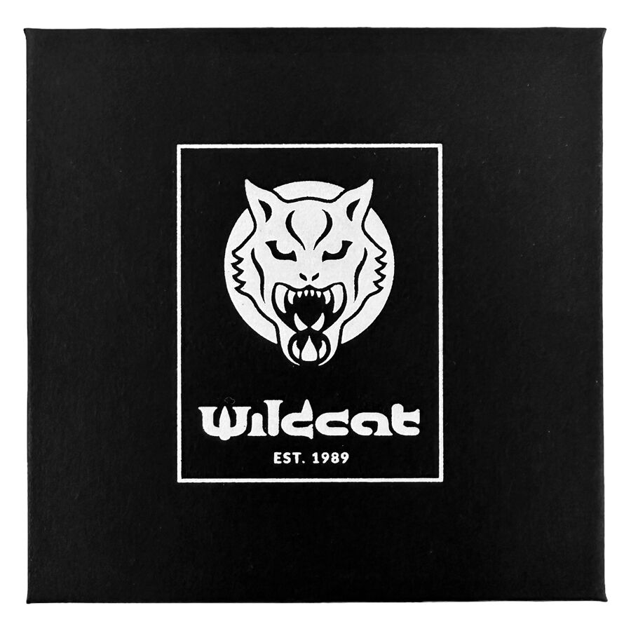 Schwarze Box mit Wildcat Logo und Text 'EST. 1989' auf weißem Hintergrund