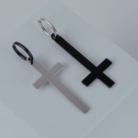 Zwei Kreuz-Ohrringe aus Chirurgenstahl in Gold und Schwarz auf grauem Hintergrund