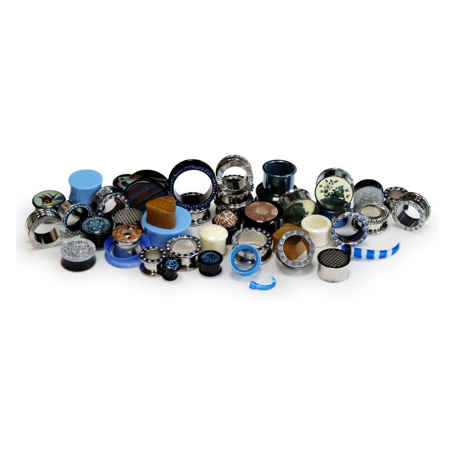 Verschiedene Piercings aus Acryl, Silikon und Chirurgenstahl auf weißem Hintergrund