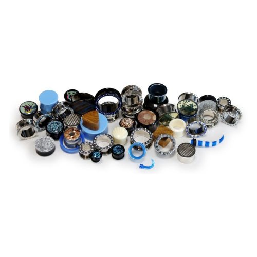 Verschiedene Piercings aus Acryl, Silikon und Chirurgenstahl auf weißem Hintergrund
