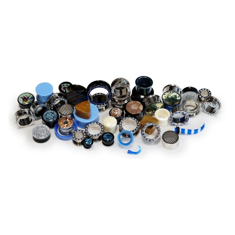 Verschiedene Piercings aus Acryl, Silikon und Chirurgenstahl auf weißem Hintergrund