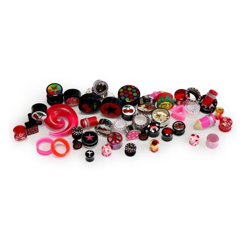 Verschiedene bunte Piercings und Plugs aus Acryl, PMMA, Silikon, Chirurgenstahl 316L und Holz auf weißem Hintergrund
