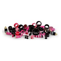 Verschiedene pinke und schwarze Piercings auf weißem Hintergrund verteilt