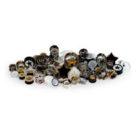 Verschiedene Piercingsets aus Acryl, Silikon und Stahl auf weißem Hintergrund