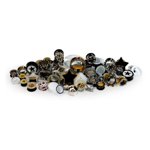 Verschiedene Piercingsets aus Acryl, Silikon und Stahl auf weißem Hintergrund