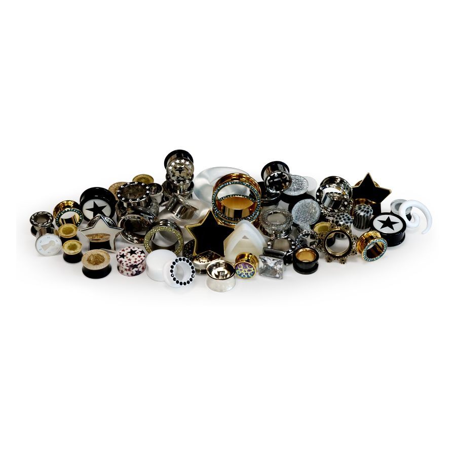Verschiedene Piercingsets aus Acryl, Silikon und Stahl auf weißem Hintergrund