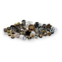 Verschiedene Piercings aus Acryl, Silikon und Stahl mit Sternmotiven auf weißem Hintergrund