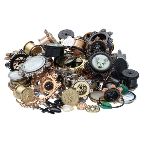 Verschiedene Piercing-Sets aus Chirurgenstahl 316L in Gold, Schwarz und Silber auf weißem Hintergrund