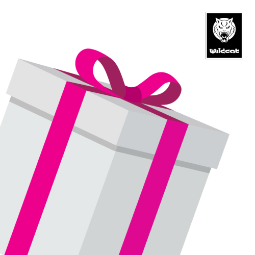 Weiße Geschenkbox mit pinkem Band und Wildcat-Logo auf schwarzem Hintergrund
