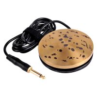 Rundes 360 Pedal aus Messing mit schwarzem Kabel und Stecker