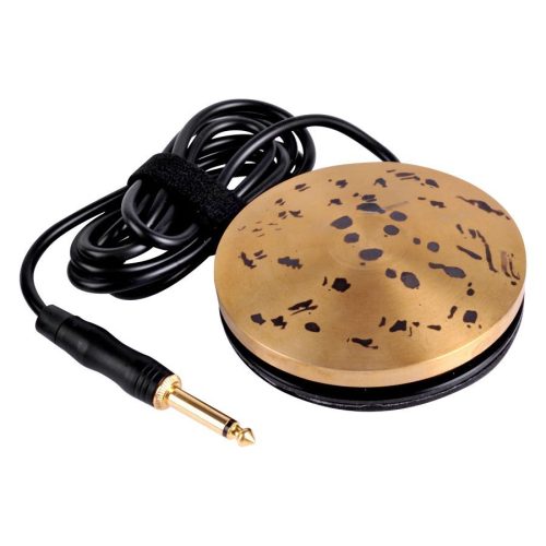 Rundes 360 Pedal aus Messing mit schwarzem Kabel und Stecker