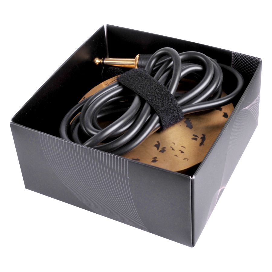 Schwarzes 360 Pedal in schwarzer Box mit goldenen Akzenten und Kabel