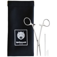 Silberne Piercingzange und Nadeln neben schwarzer Tasche mit Wildcat-Logo