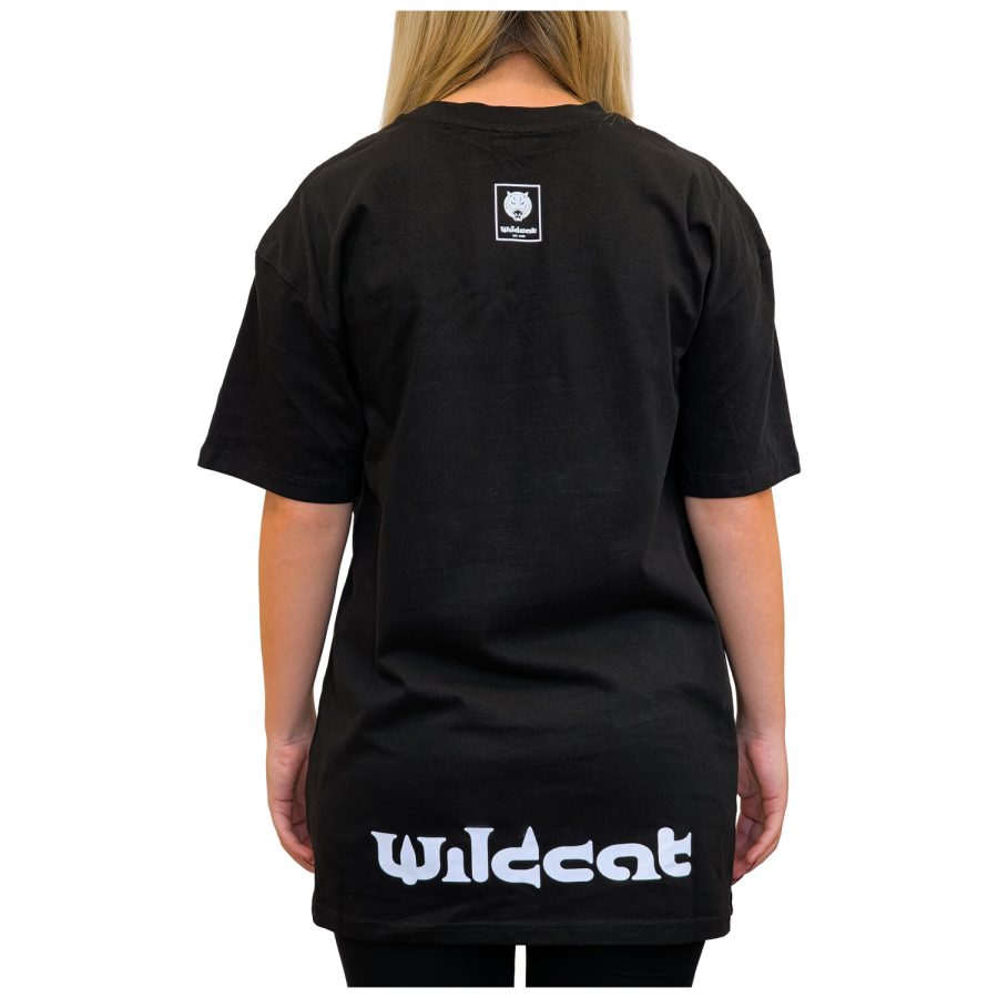 Rückansicht eines schwarzen Oversized T-Shirts mit Wildcat Logo