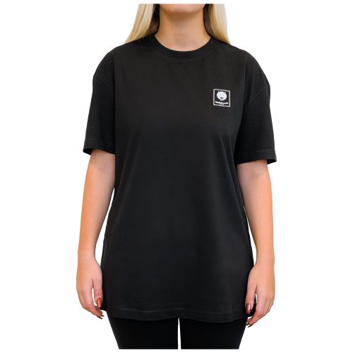 Schwarzes Oversized Boyfriend T-Shirt aus Baumwolle auf weißem Hintergrund