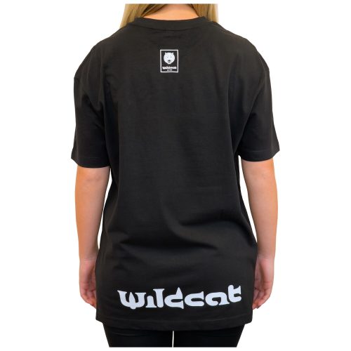 Rückansicht eines schwarzen Wildcat T-Shirts mit Logo auf weißem Hintergrund