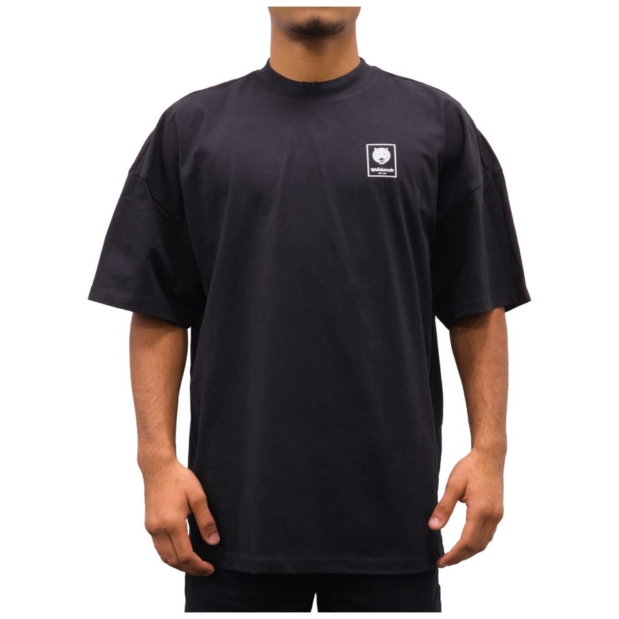 Schwarzes unisex Oversized T-Shirt mit Mock Neck, Baumwolle, Person trägt Größe L