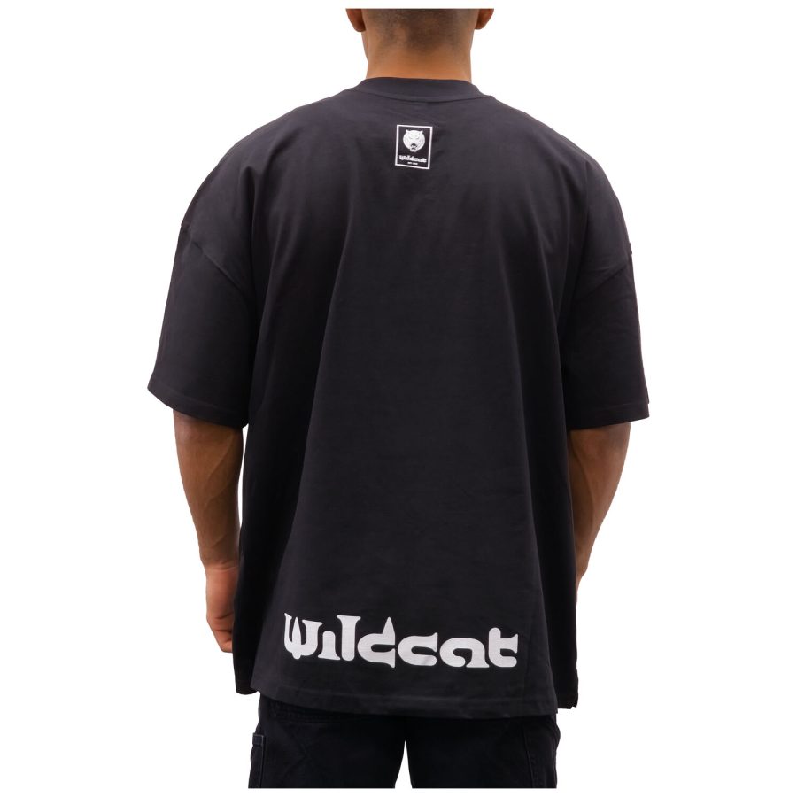 Rückansicht eines schwarzen Oversized Mock Neck T-Shirts mit Wildcat-Logo