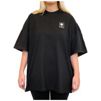 Schwarzes Oversized Mock Neck T-Shirt aus Baumwolle auf weißem Hintergrund