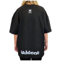 Person trägt schwarzes Oversized Mock Neck T-Shirt von Wildcat, Rückansicht