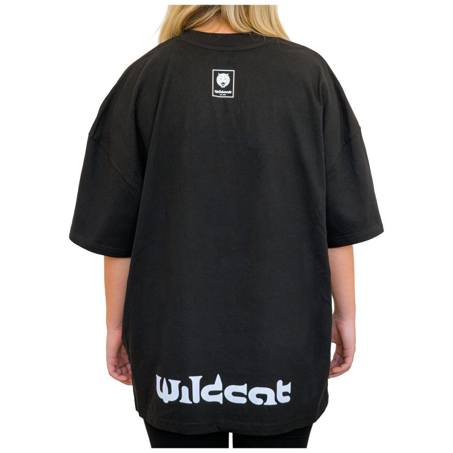 Person trägt schwarzes Oversized Mock Neck T-Shirt von Wildcat, Rückansicht