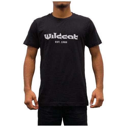 Schwarzes Unisex T-Shirt von Wildcat mit Logoprint auf weißem Hintergrund
