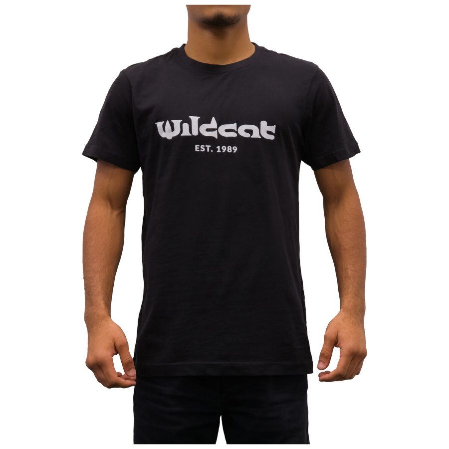 Schwarzes Unisex T-Shirt von Wildcat mit Logoprint auf weißem Hintergrund