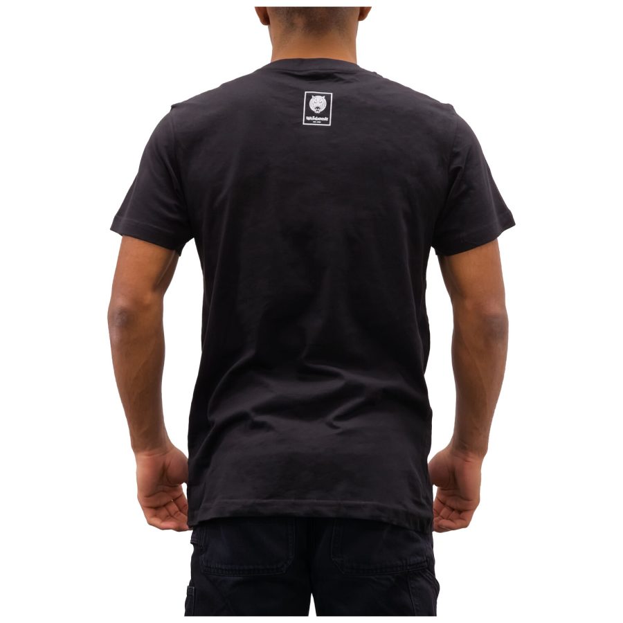 Rückansicht eines schwarzen Wildcat T-Shirts mit Logoprint auf weißem Hintergrund