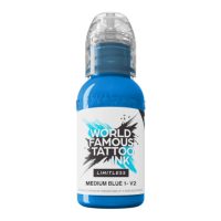 Flasche blaue Tattoo Tinte, Marke World Famous Ink, auf weißem Hintergrund