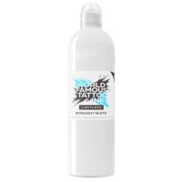 Weiße Flasche World Famous Ink Pink Tattoofarbe auf weißem Hintergrund