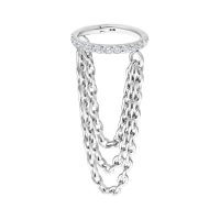 Weißgoldener Triple Chain Clicker mit Kristallen und 6,0 mm Innendurchmesser auf weißem Hintergrund