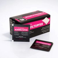 Schwarze und pinke Verpackung mit Alkoholtupfer auf weißem Hintergrund
