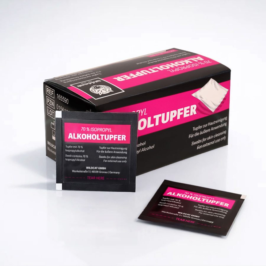 Schwarze und pinke Verpackung mit Alkoholtupfer auf weißem Hintergrund