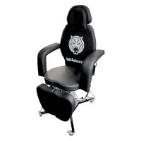 Schwarze Wildcat Pro Tattoo Liege aus Kunstleder mit Aluminiumrahmen auf weißem Hintergrund